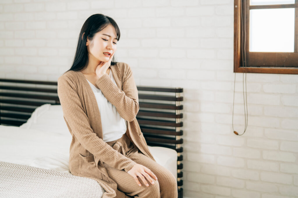 歯が痛む女性